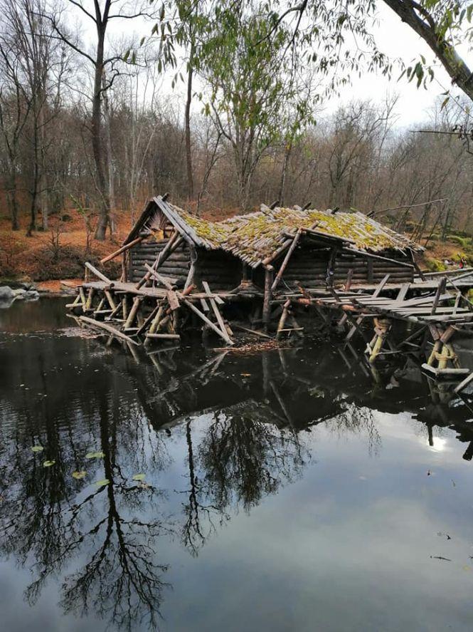 Новини Житомира - фото з У Денишах вщент розтрощили та частково спалили декорації серіалу «Слов'яни» У Денишах вщент розтрощили та частково спалили декорації серіалу «Слов'яни», фото №2 на сайті 20minut.ua
