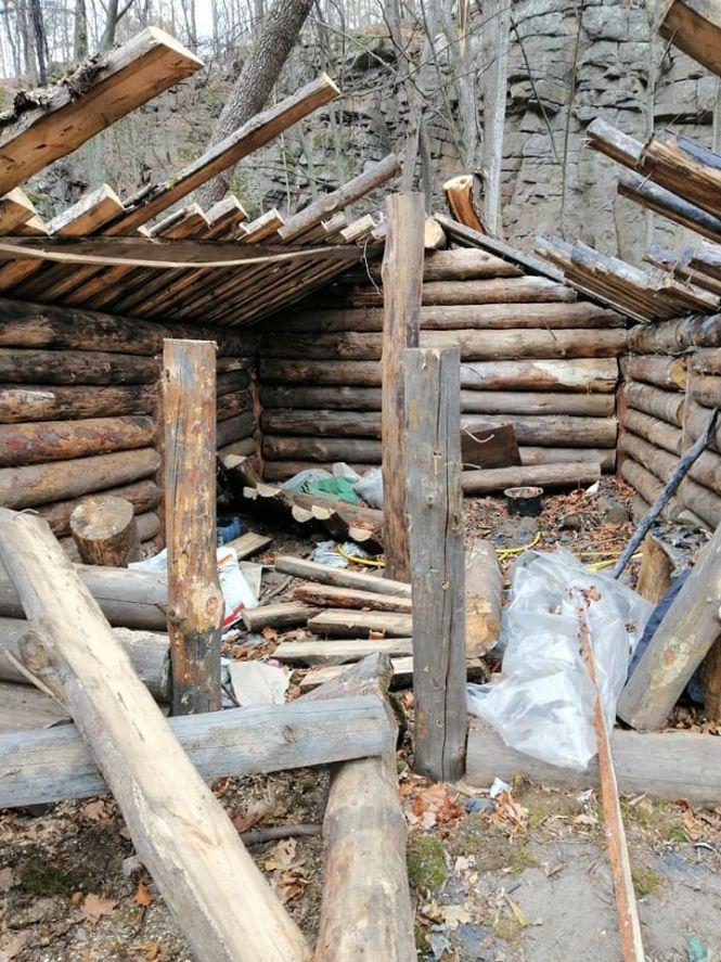 Новини Житомира - фото з У Денишах вщент розтрощили та частково спалили декорації серіалу «Слов'яни» У Денишах вщент розтрощили та частково спалили декорації серіалу «Слов'яни», фото №3 на сайті 20minut.ua