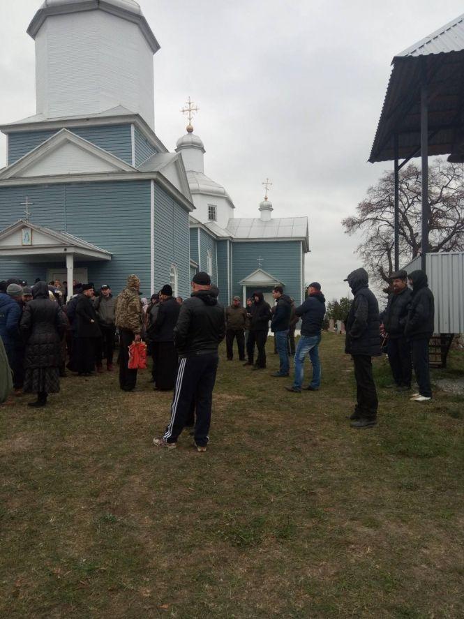 Новини Житомира - фото з У селі Калинівка виник конфлікт між прихожанами місцевого храму У селі Калинівка виник конфлікт між прихожанами місцевого храму, фото №1 на сайті 20minut.ua