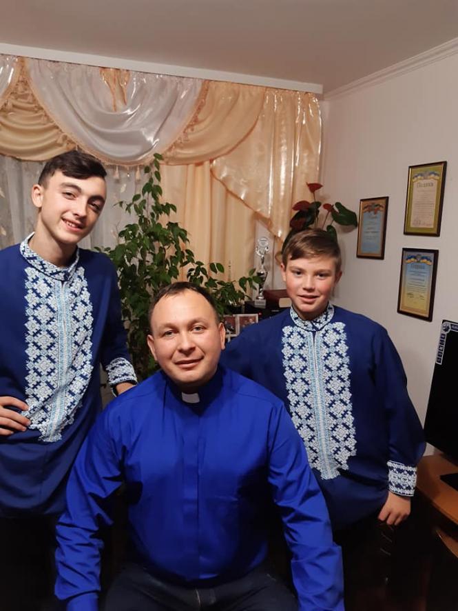 Новини Тернополя - фото з На одну дитину-сироту у світі менше: відомий священник з Лановеччини взяв у сім'ю другого прийомного сина Світлина від Олексія Філюка.