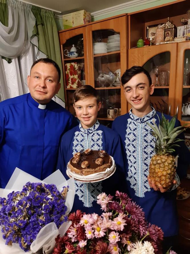 Новини Тернополя - фото з На одну дитину-сироту у світі менше: відомий священник з Лановеччини взяв у сім'ю другого прийомного сина Світлина від Олексія Філюка.