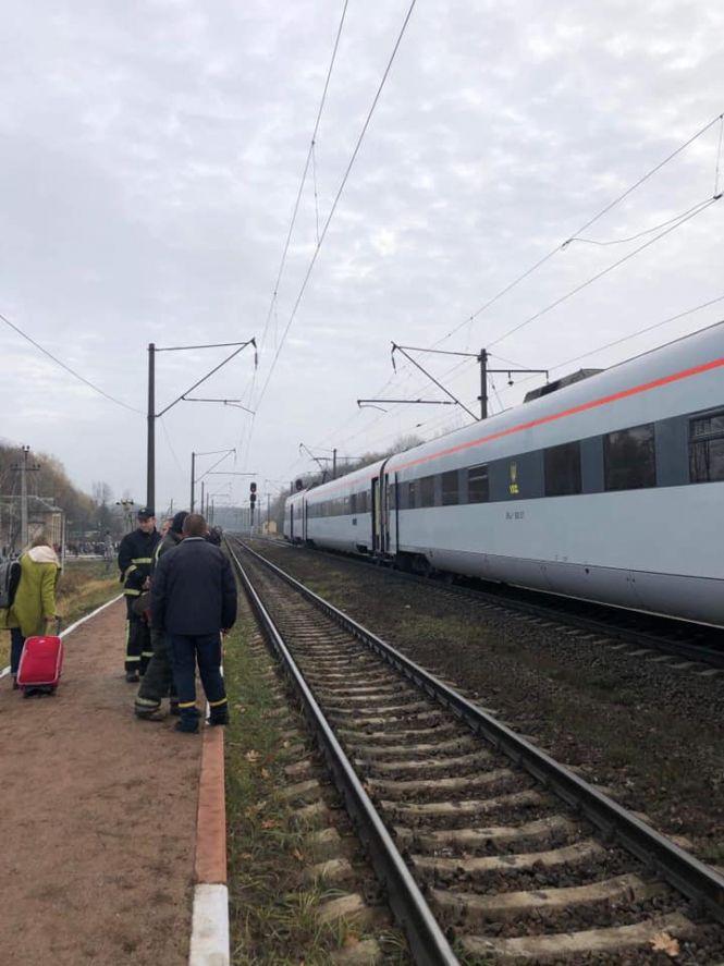 Новини Житомира - фото з Поблизу Коростеня шукають вибухівку у потягу "Львів-Київ". ФОТО Поблизу Коростеня шукають вибухівку у потягу "Львів-Київ". ФОТО, фото №2 на сайті 20minut.ua