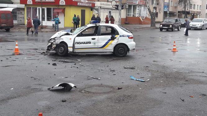 Новини Вінниці - фото з У Бару зіткнулися два авто: поліції охорони та мікроавтобус. Є потерпілі У Бару зіткнулися два авто: поліції охорони та мікроавтобус. Є потерпілі, фото №3 на сайті 20minut.ua
