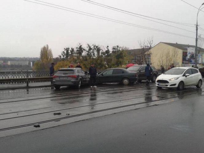 Новини Вінниці - фото з На Центральному мосту ДТП. Місто поринуло у затор (ОНОВЛЕНО) На Центральному мосту ДТП. Місто поринуло у затор (ОНОВЛЕНО), фото №5 на сайті 20minut.ua