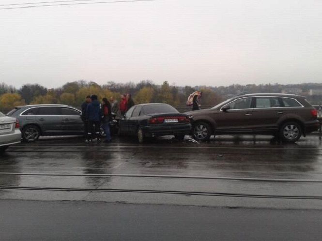 Новини Вінниці - фото з На Центральному мосту ДТП. Місто поринуло у затор (ОНОВЛЕНО) На Центральному мосту ДТП. Місто поринуло у затор (ОНОВЛЕНО), фото №4 на сайті 20minut.ua