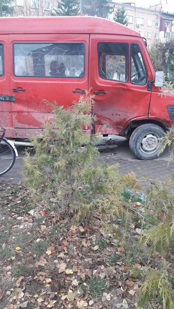 Новини Вінниці - фото з У Бару зіткнулися два авто: поліції охорони та мікроавтобус. Є потерпілі У Бару зіткнулися два авто: поліції охорони та мікроавтобус. Є потерпілі, фото №2 на сайті 20minut.ua