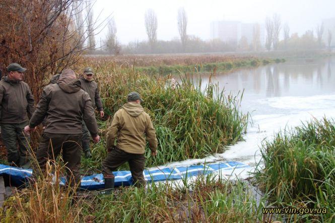 Новини Вінниці - фото з У річку Південний Буг випустили 7,5 тонн зарибку амура, коропа та товстолоба У річку Південний Буг випустили 7,5 тонн зарибку амура, коропа та товстолоба, фото №5 на сайті 20minut.ua