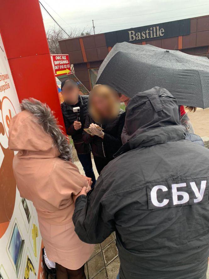 Новини Вінниці - фото з Мала занести в суд 30 тисяч гривень. Затримали адвокатку з грошима для хабара Мала занести в суд 30 тисяч гривень. Затримали адвокатку з грошима для хабара, фото №1 на сайті 20minut.ua