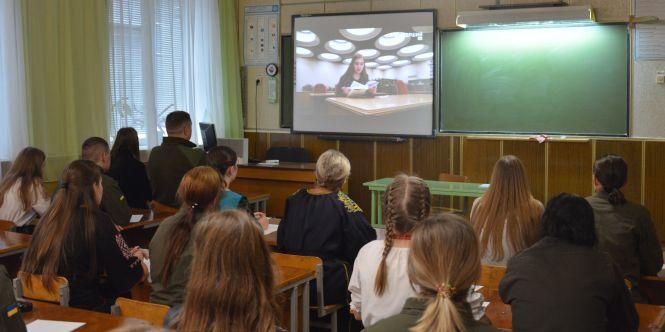 Новини Вінниці - фото з «Знає мову - має подяку» - солдатка Нацгвардії писала диктант з побратимами і учнями «Знає мову - має подяку» - солдатка Нацгвардії писала диктант з побратимами і учнями, фото №2 на сайті 20minut.ua