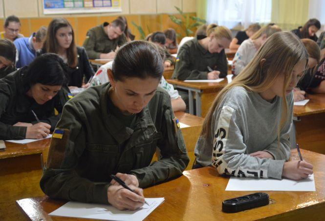 Новини Вінниці - фото з «Знає мову - має подяку» - солдатка Нацгвардії писала диктант з побратимами і учнями «Знає мову - має подяку» - солдатка Нацгвардії писала диктант з побратимами і учнями, фото №3 на сайті 20minut.ua