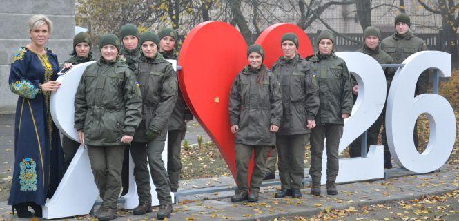 Новини Вінниці - фото з «Знає мову - має подяку» - солдатка Нацгвардії писала диктант з побратимами і учнями «Знає мову - має подяку» - солдатка Нацгвардії писала диктант з побратимами і учнями, фото №1 на сайті 20minut.ua