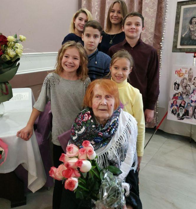 Новини Вінниці - фото з Яка красива іменинниця у свої 100! Сотий ювілей вінничанка відзначає у розважальному закладі Яка красива іменинниця у свої 100! Сотий ювілей вінничанка відзначає у розважальному закладі, фото №5 на сайті 20minut.ua