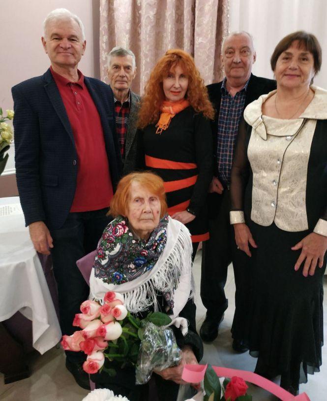 Новини Вінниці - фото з Яка красива іменинниця у свої 100! Сотий ювілей вінничанка відзначає у розважальному закладі Яка красива іменинниця у свої 100! Сотий ювілей вінничанка відзначає у розважальному закладі, фото №3 на сайті 20minut.ua