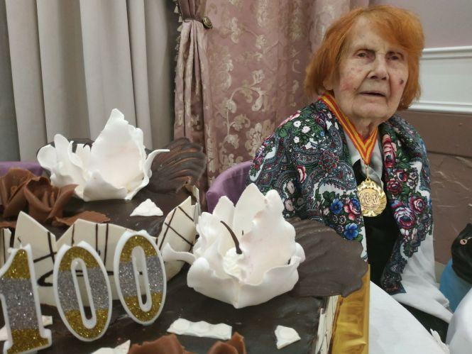 Новини Вінниці - фото з Яка красива іменинниця у свої 100! Сотий ювілей вінничанка відзначає у розважальному закладі Яка красива іменинниця у свої 100! Сотий ювілей вінничанка відзначає у розважальному закладі, фото №1 на сайті 20minut.ua