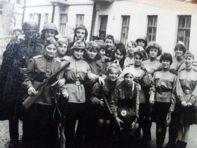 Третя школа святкує 80 років. Унікальні фото випускників, починаючи із 50-х років. Шукайте себе (ФОТОРЕПОРТАЖ), фото №15 на сайті 20minut.ua