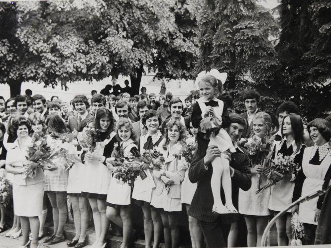Третя школа святкує 80 років. Унікальні фото випускників, починаючи із 50-х років. Шукайте себе (ФОТОРЕПОРТАЖ), фото №8 на сайті 20minut.ua