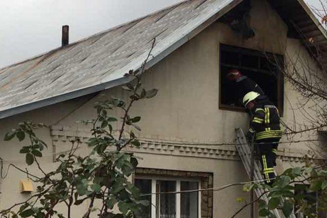 Новини Хмельницького - фото з Дві бригади рятувальників гасили пожежу будинку у Лезневому Дві бригади рятувальників гасили пожежу будинку у Лезневому, фото №1 на сайті vsim.ua