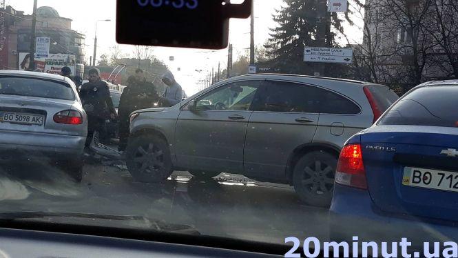На Бандери аварія - зупинився транспорт, на Глиняній через обірвані дроти перекрили рух (оновлено), фото №1 на сайті 20minut.ua