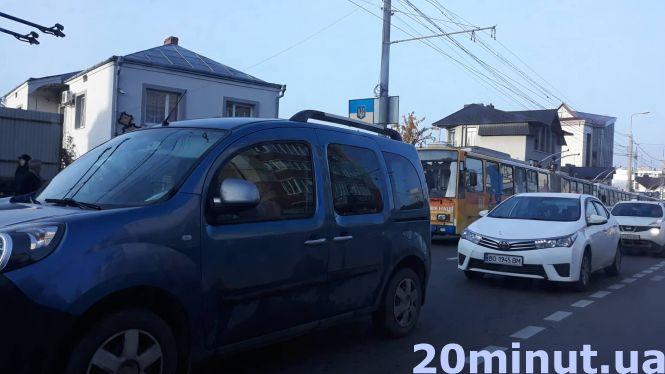 На Бандери аварія - зупинився транспорт, на Глиняній через обірвані дроти перекрили рух (оновлено), фото №2 на сайті 20minut.ua