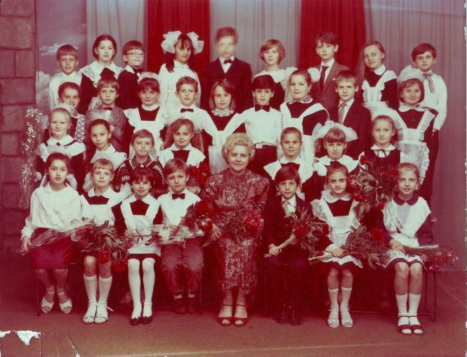 Третя школа святкує 80 років. Унікальні фото випускників, починаючи із 50-х років. Шукайте себе (ФОТОРЕПОРТАЖ), фото №20 на сайті 20minut.ua