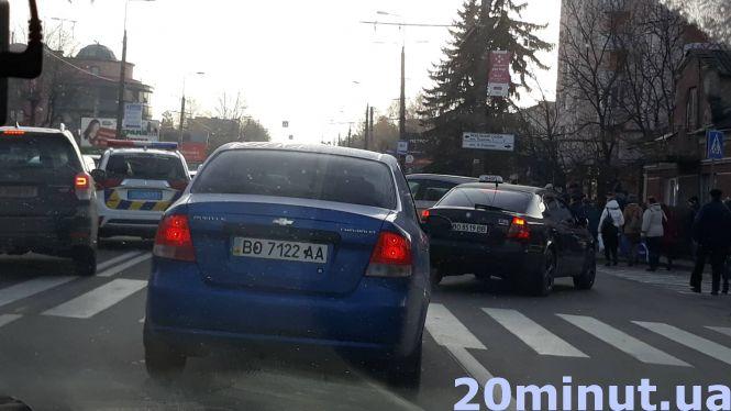 На Бандери аварія - зупинився транспорт, на Глиняній через обірвані дроти перекрили рух (оновлено), фото №4 на сайті 20minut.ua