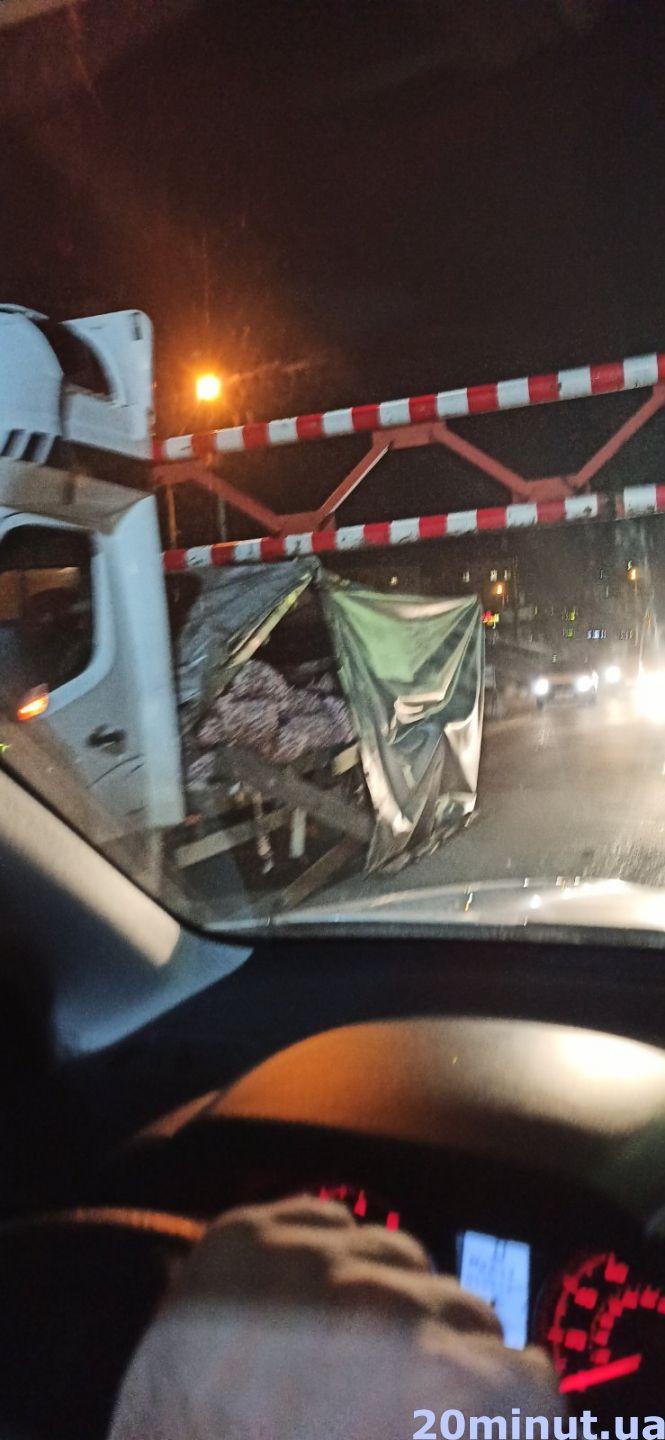 Фото дня: обмежувач на Гаївському мості знову збили. Це вже восьма аварія, фото №1 на сайті 20minut.ua