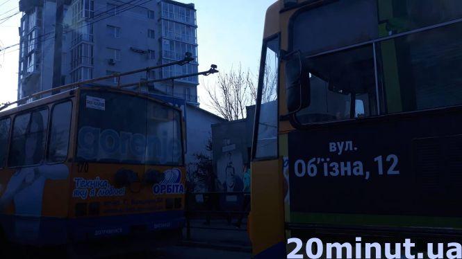 На Бандери аварія - зупинився транспорт, на Глиняній через обірвані дроти перекрили рух (оновлено), фото №3 на сайті 20minut.ua