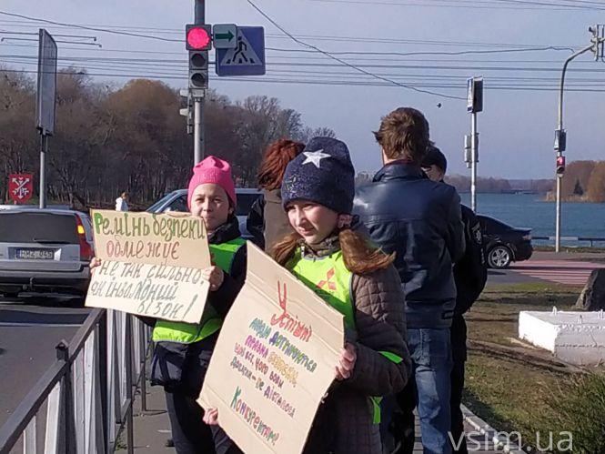 “Використовуй мізки на дорозі”: як хмельницькі школярі закликали водіїв бути обережними за кермом, фото №6 на сайті vsim.ua