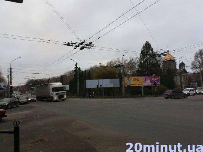 Новини Тернополя - фото з На перехресті Злуки-15 Квітня-Купчинського нарешті дадуть раду світлофору і знакам На перехресті Злуки-15 Квітня-Купчинського нарешті дадуть раду світлофору і знакам, фото №1 на сайті 20minut.ua