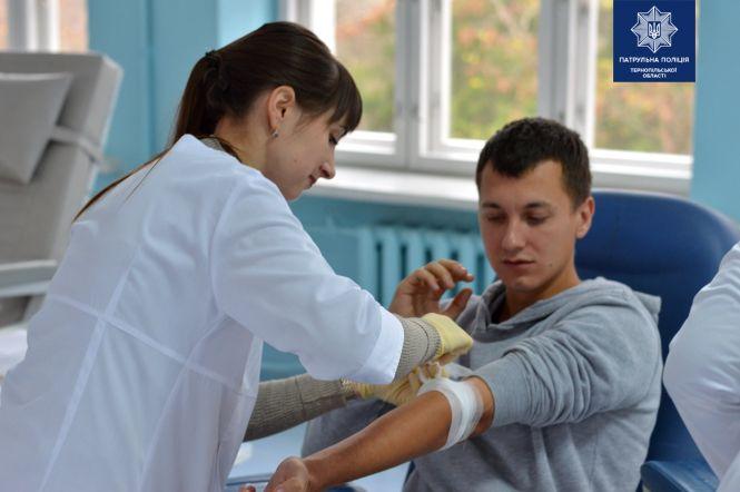 Тернопільські патрульні здали кров для допомоги потерпілим в аваріях, фото №2 на сайті 20minut.ua