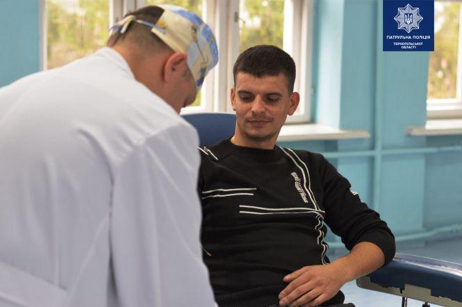 Тернопільські патрульні здали кров для допомоги потерпілим в аваріях, фото №1 на сайті 20minut.ua