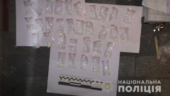 На Соборній поліція зловила вінничанина з купою наркотики (ВІДЕО), фото №3 на сайті 20minut.ua