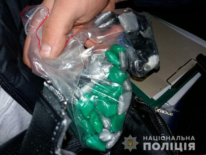 На Соборній поліція зловила вінничанина з купою наркотики (ВІДЕО), фото №1 на сайті 20minut.ua