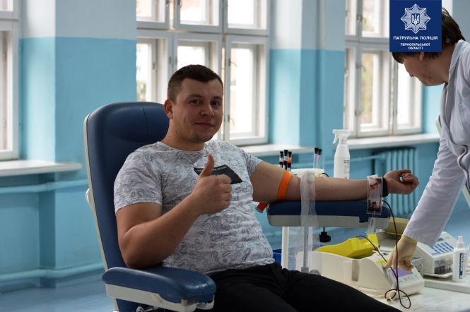 Тернопільські патрульні здали кров для допомоги потерпілим в аваріях, фото №3 на сайті 20minut.ua