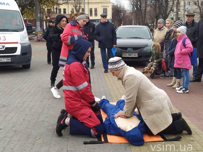 Новини Хмельницького - фото з “Нащо людей лякати катафалком”: як хмельничани реагували на акцію поліції у центрі міста “Нащо людей лякати катафалком”: як хмельничани реагували на акцію поліції у центрі міста, фото №8 на сайті vsim.ua