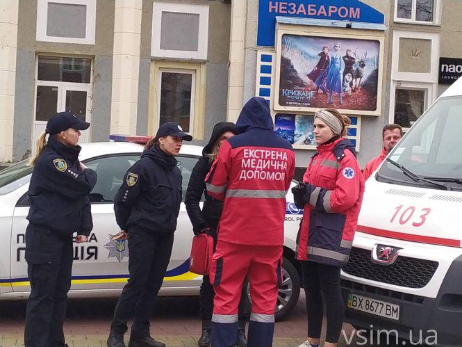 Новини Хмельницького - фото з “Нащо людей лякати катафалком”: як хмельничани реагували на акцію поліції у центрі міста “Нащо людей лякати катафалком”: як хмельничани реагували на акцію поліції у центрі міста, фото №6 на сайті vsim.ua