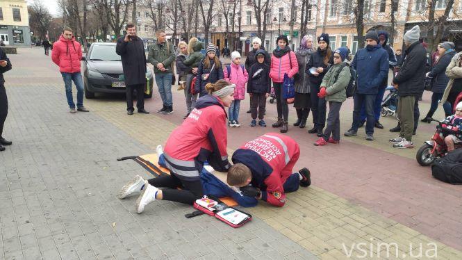 Новини Хмельницького - фото з “Нащо людей лякати катафалком”: як хмельничани реагували на акцію поліції у центрі міста “Нащо людей лякати катафалком”: як хмельничани реагували на акцію поліції у центрі міста, фото №10 на сайті vsim.ua