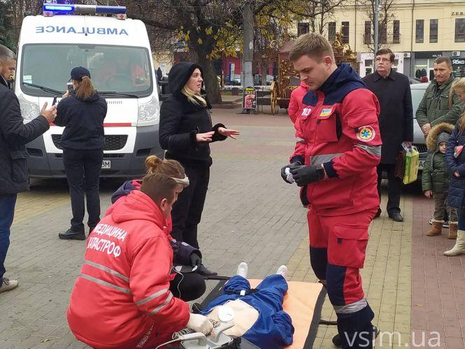 Новини Хмельницького - фото з “Нащо людей лякати катафалком”: як хмельничани реагували на акцію поліції у центрі міста “Нащо людей лякати катафалком”: як хмельничани реагували на акцію поліції у центрі міста, фото №7 на сайті vsim.ua