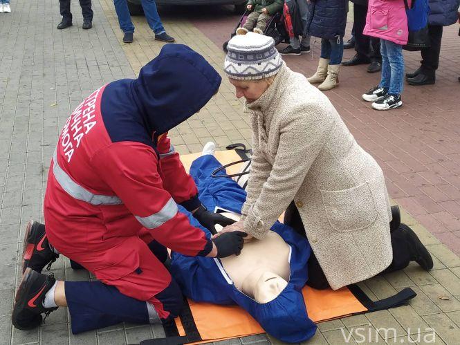 Новини Хмельницького - фото з “Нащо людей лякати катафалком”: як хмельничани реагували на акцію поліції у центрі міста “Нащо людей лякати катафалком”: як хмельничани реагували на акцію поліції у центрі міста, фото №9 на сайті vsim.ua