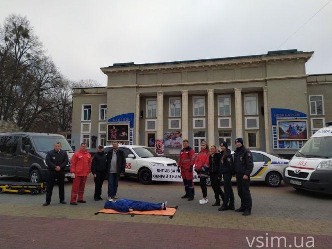 Новини Хмельницького - фото з “Нащо людей лякати катафалком”: як хмельничани реагували на акцію поліції у центрі міста “Нащо людей лякати катафалком”: як хмельничани реагували на акцію поліції у центрі міста, фото №11 на сайті vsim.ua