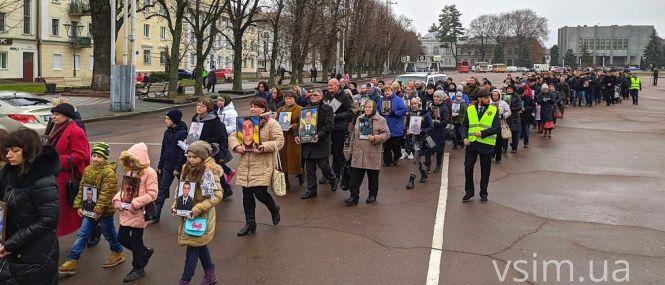 Новини Хмельницького - фото з Із хрестом на спині: у Хмельницькому відбулася “Хода пам’яті” Із хрестом на спині: у Хмельницькому відбулася “Хода пам’яті”, фото №10 на сайті vsim.ua