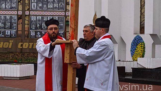 Новини Хмельницького - фото з Із хрестом на спині: у Хмельницькому відбулася “Хода пам’яті” Із хрестом на спині: у Хмельницькому відбулася “Хода пам’яті”, фото №6 на сайті vsim.ua