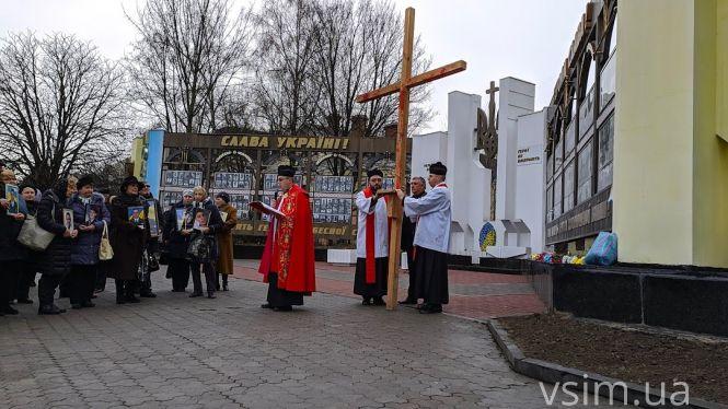 Новини Хмельницького - фото з Із хрестом на спині: у Хмельницькому відбулася “Хода пам’яті” Із хрестом на спині: у Хмельницькому відбулася “Хода пам’яті”, фото №5 на сайті vsim.ua