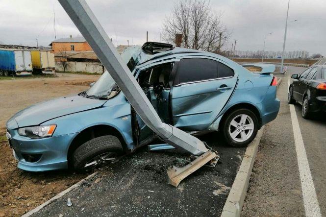 Новини Вінниці - фото з Під Вінницею водій Mitsubishi врізався у стовп та зніс відбійник (ФОТО) Під Вінницею водій Mitsubishi врізався у стовп та зніс відбійник (ФОТО), фото №2 на сайті 20minut.ua