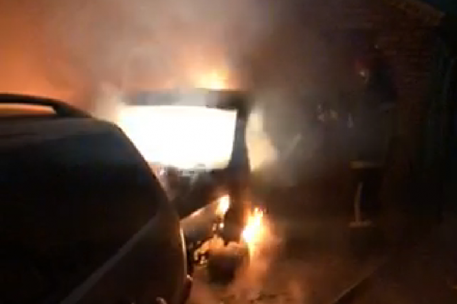 Новини Хмельницького - фото з Нічна пожежа: у Хмельницькому серед вулиці вщент згорів автомобіль Нічна пожежа: у Хмельницькому серед вулиці вщент згорів автомобіль, фото №1 на сайті vsim.ua