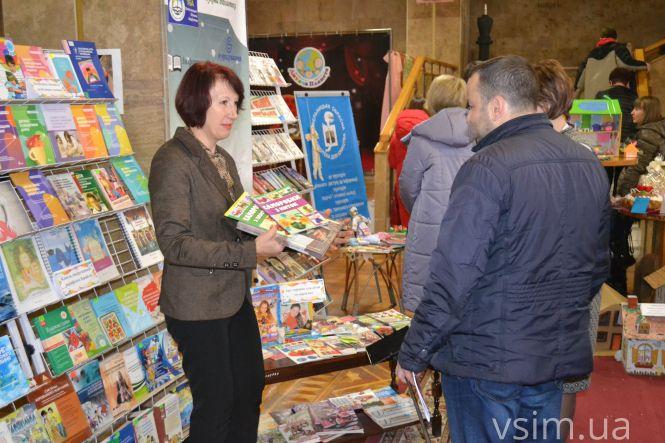 Іграшкові будиночки та дитячі фото: яким був форум для сиріт у Хмельницькому (ФОТО, ВІДЕО), фото №5 на сайті vsim.ua