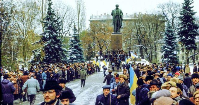 Новини Вінниці - фото з 30 років тому перепоховали Стуса. Хрест на його могилі у Києві – з ямпільського пісковика 30 років тому перепоховали Стуса. Хрест на його могилі у Києві – з ямпільського пісковика, фото №4 на сайті 20minut.ua