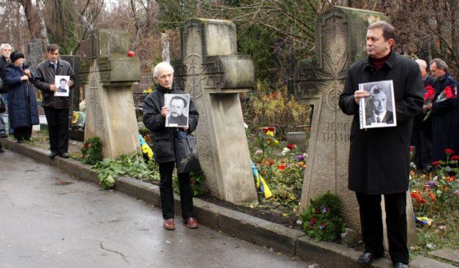 Новини Вінниці - фото з 30 років тому перепоховали Стуса. Хрест на його могилі у Києві – з ямпільського пісковика 30 років тому перепоховали Стуса. Хрест на його могилі у Києві – з ямпільського пісковика, фото №8 на сайті 20minut.ua