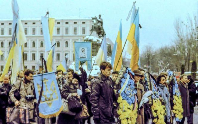 Новини Вінниці - фото з 30 років тому перепоховали Стуса. Хрест на його могилі у Києві – з ямпільського пісковика 30 років тому перепоховали Стуса. Хрест на його могилі у Києві – з ямпільського пісковика, фото №1 на сайті 20minut.ua
