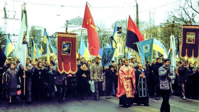 Новини Вінниці - фото з 30 років тому перепоховали Стуса. Хрест на його могилі у Києві – з ямпільського пісковика 30 років тому перепоховали Стуса. Хрест на його могилі у Києві – з ямпільського пісковика, фото №5 на сайті 20minut.ua
